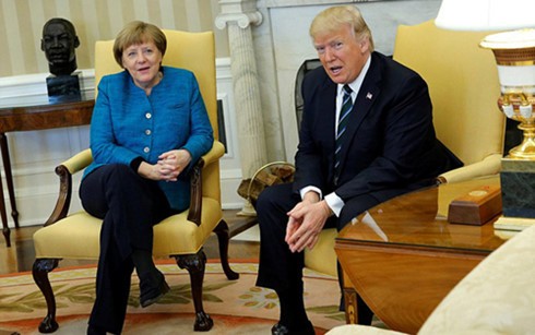 Впервые после инаугурации Дональд Трамп провёл встречу с Ангелой Меркель - ảnh 1